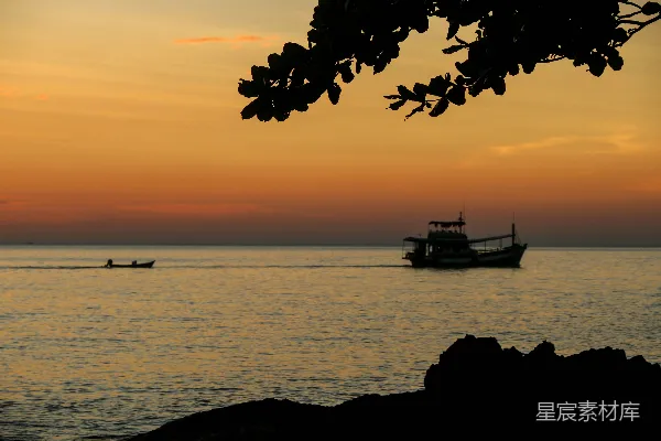 高清摄影 夕阳下的渔民与船影