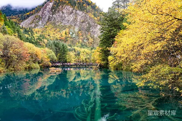 高清摄影 九寨沟秋季的镜像湖