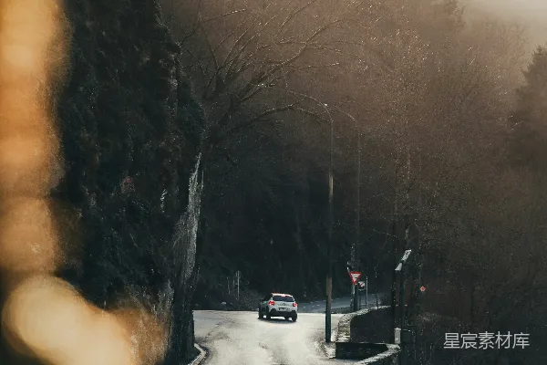 高清摄影 冬日晨雾中的蜿蜒山路