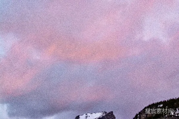 高清摄影 山峦与夕阳的宁静时刻