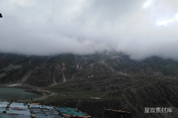 高清摄影 云雾缭绕的山间湖泊