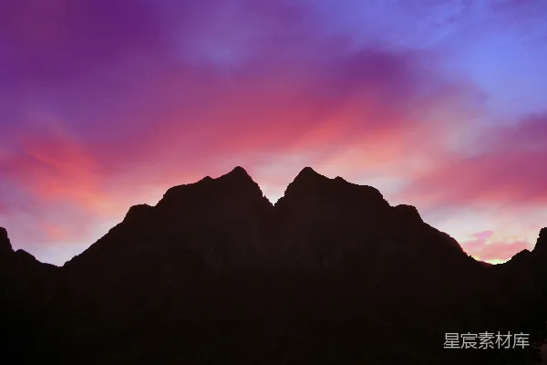 高清摄影 夕阳下的山峰剪影