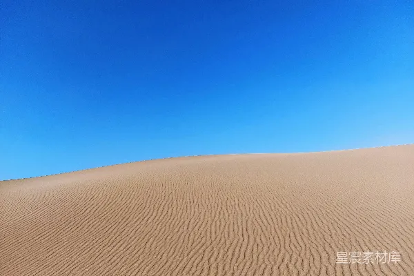 高清摄影 沙漠中的沙丘与蓝天