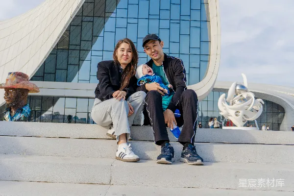 高清摄影 家庭在现代建筑前的温馨时光