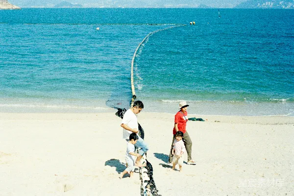 高清摄影 海滩上的家庭时光