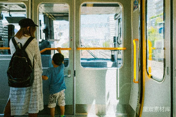 高清摄影 母子同行的地铁之旅