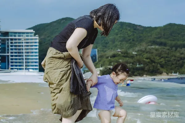 高清摄影 海边的亲子时光