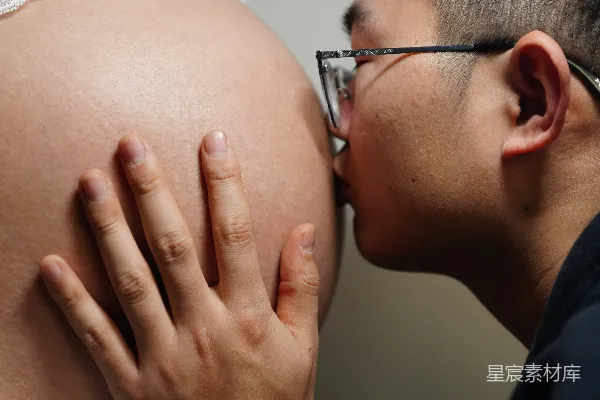 高清摄影 孕期夫妇的亲密瞬间