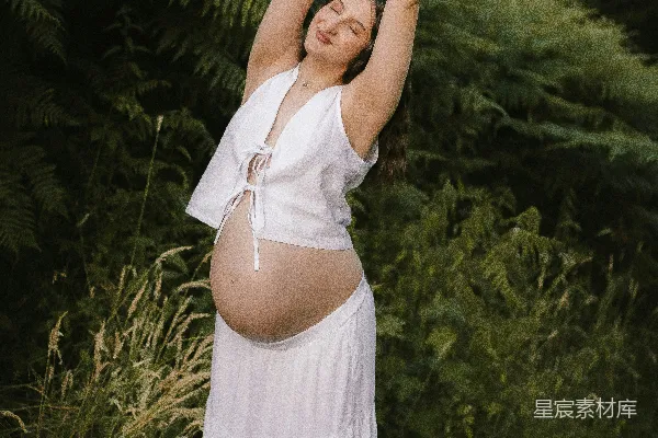 高清摄影 孕妇在户外伸展的优雅瞬间
