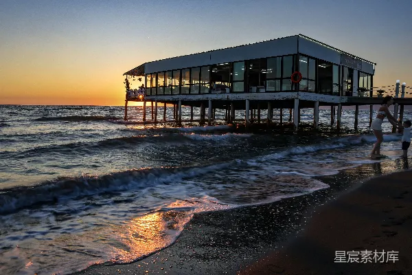 高清摄影 夕阳下的海滨餐厅