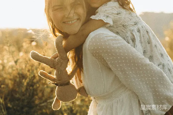 高清摄影 夕阳下的温馨母女时光