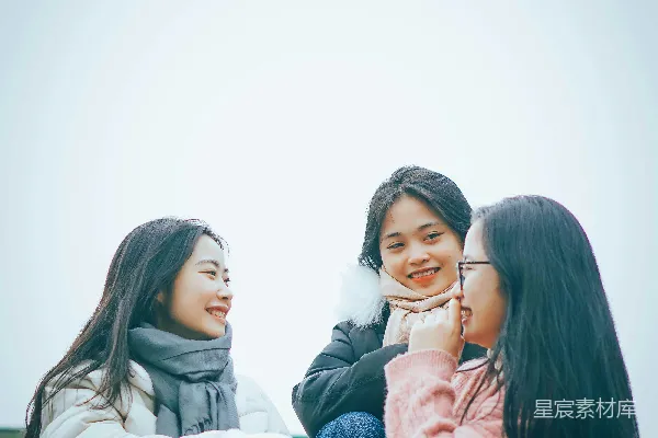 高清摄影 三人共享的户外时光