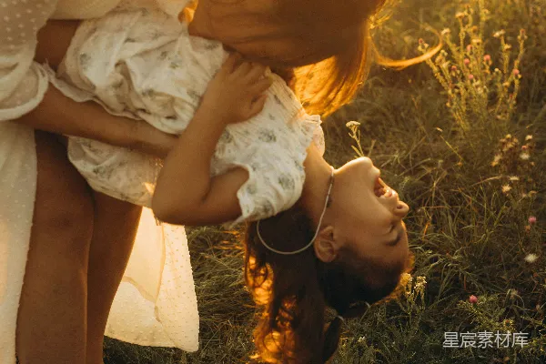 高清摄影 夕阳下的母女欢笑时光