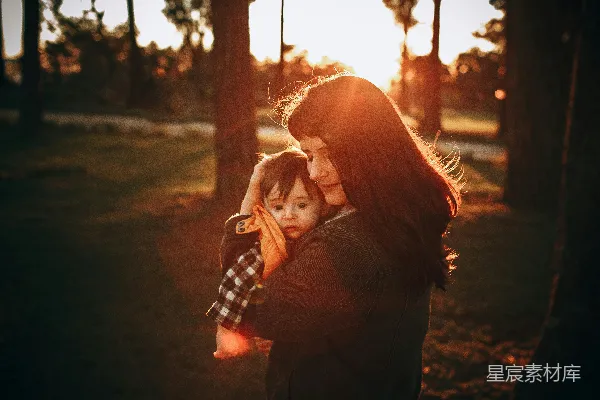 高清摄影 夕阳下的母子情