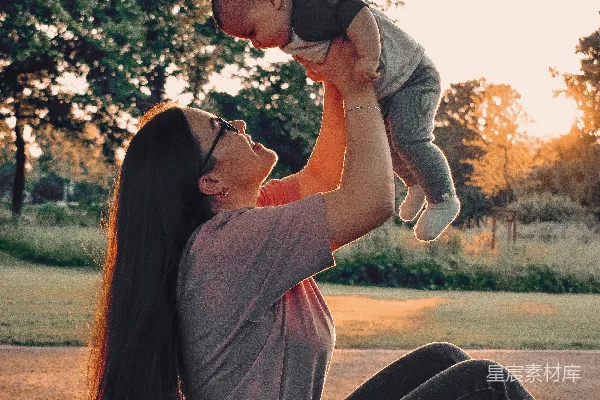 高清摄影 夕阳下的温馨亲子时光