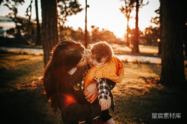 高清摄影 夕阳下的母子时光