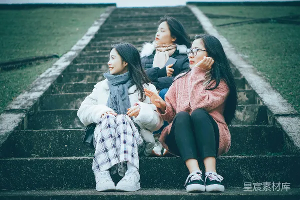 高清摄影 青春时光：三个女孩在台阶上谈笑