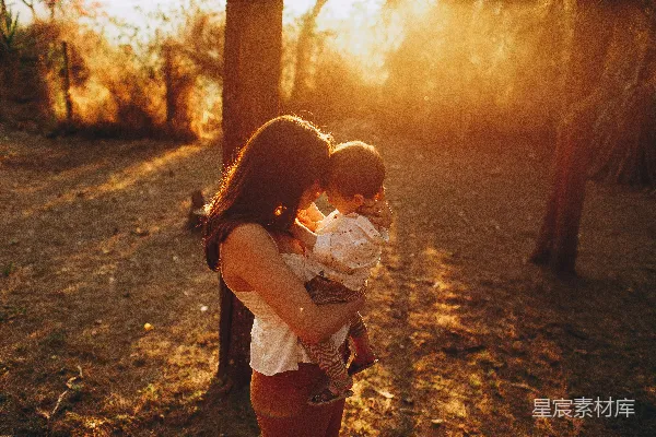高清摄影 夕阳下的母子情