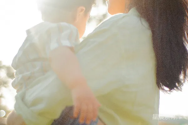 高清摄影 夕阳下的温馨母子时光