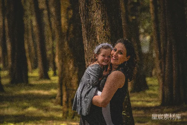 高清摄影 森林中的温馨母女时光