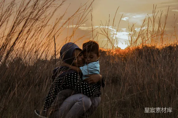 高清摄影 夕阳下母子情深