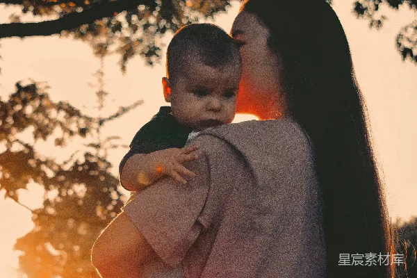 高清摄影 夕阳下的母子情