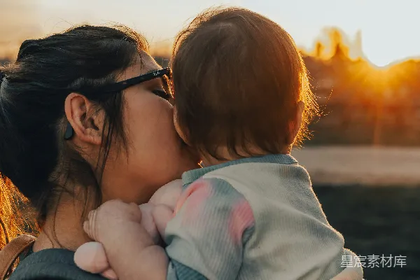 高清摄影 夕阳下的母子情深