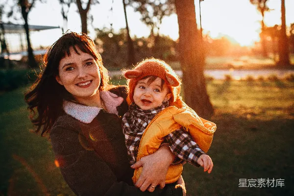 高清摄影 夕阳下的温馨母子时光