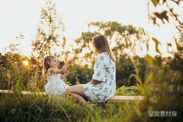 高清摄影 夕阳下的母女时光