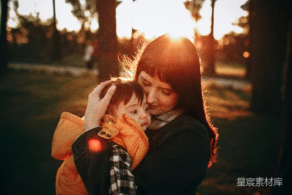 高清摄影 夕阳下的母子情