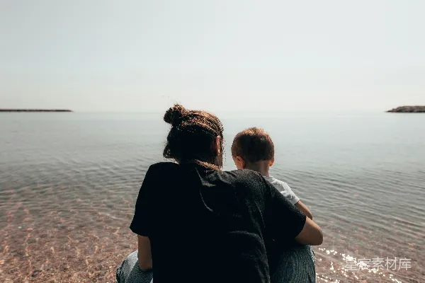 高清摄影 海边静思母子情