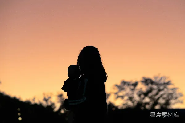 高清摄影 夕阳下的母子剪影
