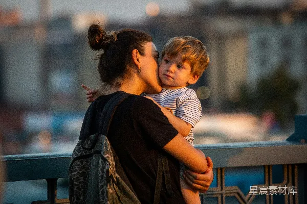 高清摄影 夕阳下的母子情