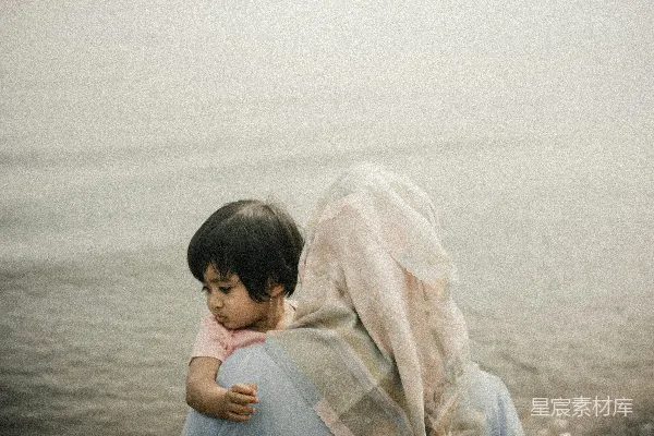 高清摄影 海边的母子时光