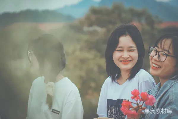 高清摄影 青春笑语：朋友间的美好时光
