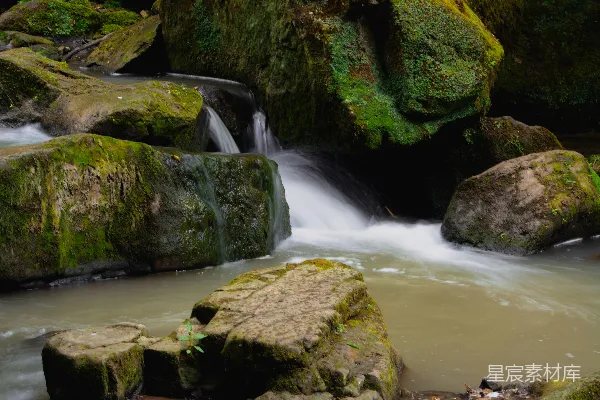 高清摄影 一 streams of water流淌的水，覆盖着苔藓的岩石