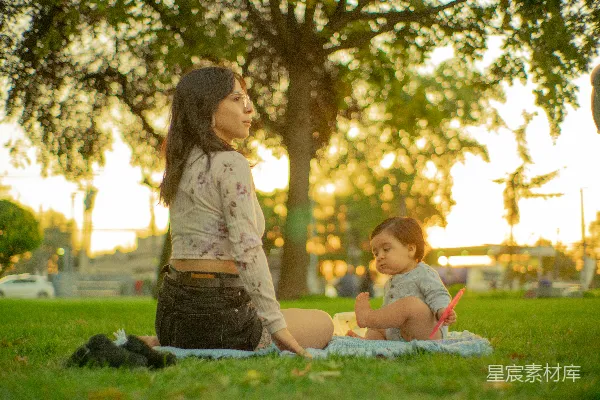 高清摄影 母子在夕阳下的亲子时光