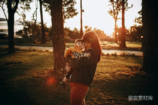 高清摄影 夕阳下的母子时光