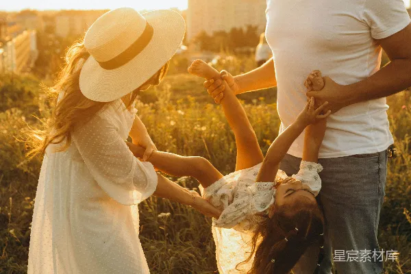 高清摄影 温馨的夕阳家庭时光