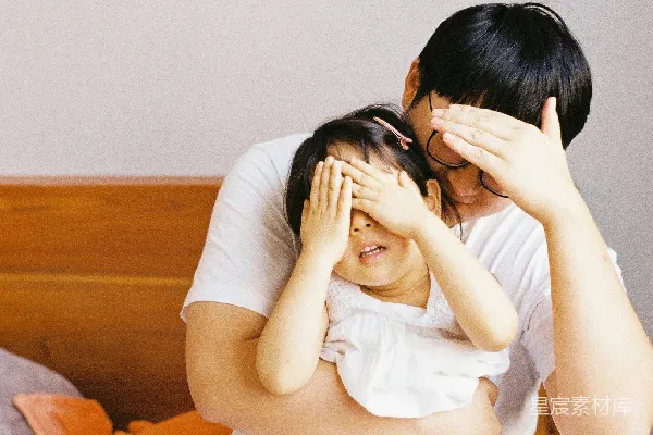 高清摄影 父女间的温馨时刻