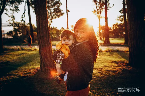 高清摄影 夕阳下的母子情深