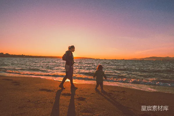 高清摄影 夕阳下的海滩散步