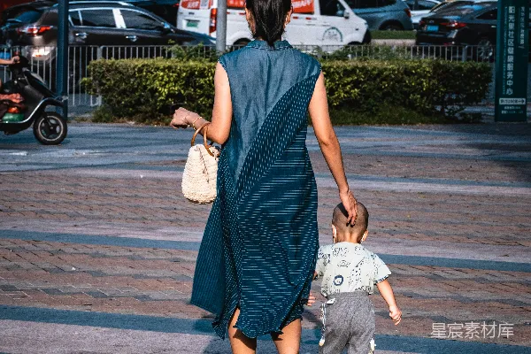 高清摄影 母子同行的温馨瞬间