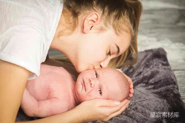 高清摄影 母爱的温柔瞬间：母亲与新生婴儿的亲密互动