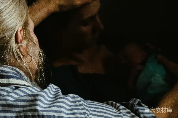 高清摄影 背影中的亲密时刻