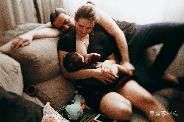 高清摄影 温馨的家庭时光：父母与婴儿的宁静时光
