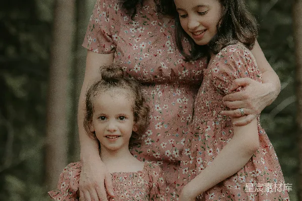 高清摄影 森林中的温馨家庭时光