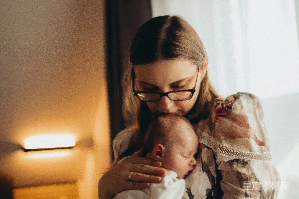 高清摄影 温馨时光：母亲怀抱新生儿