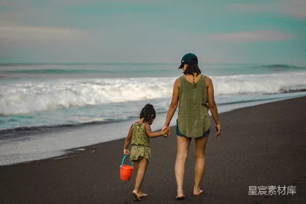高清摄影 海滩上的亲子时光