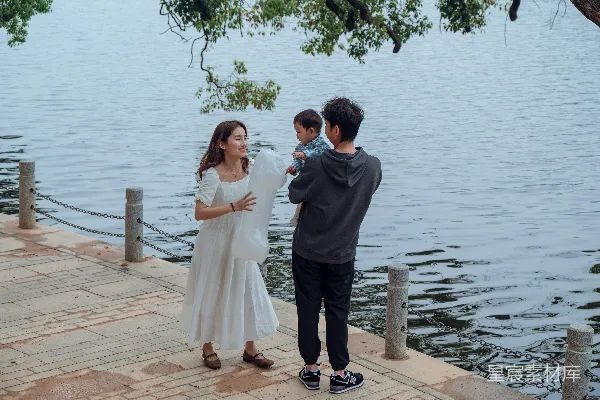 高清摄影 幸福家庭在湖边散步